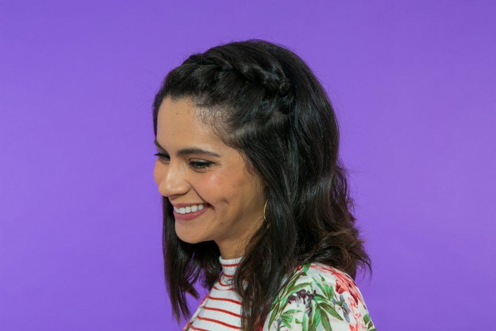 modelo com twist em cabelo curto