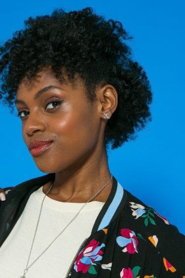 Mulher com cabelo crespo semipreso