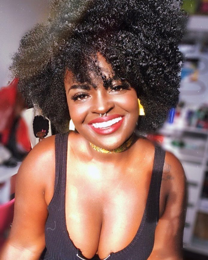 Mulher de cabelo curto preto