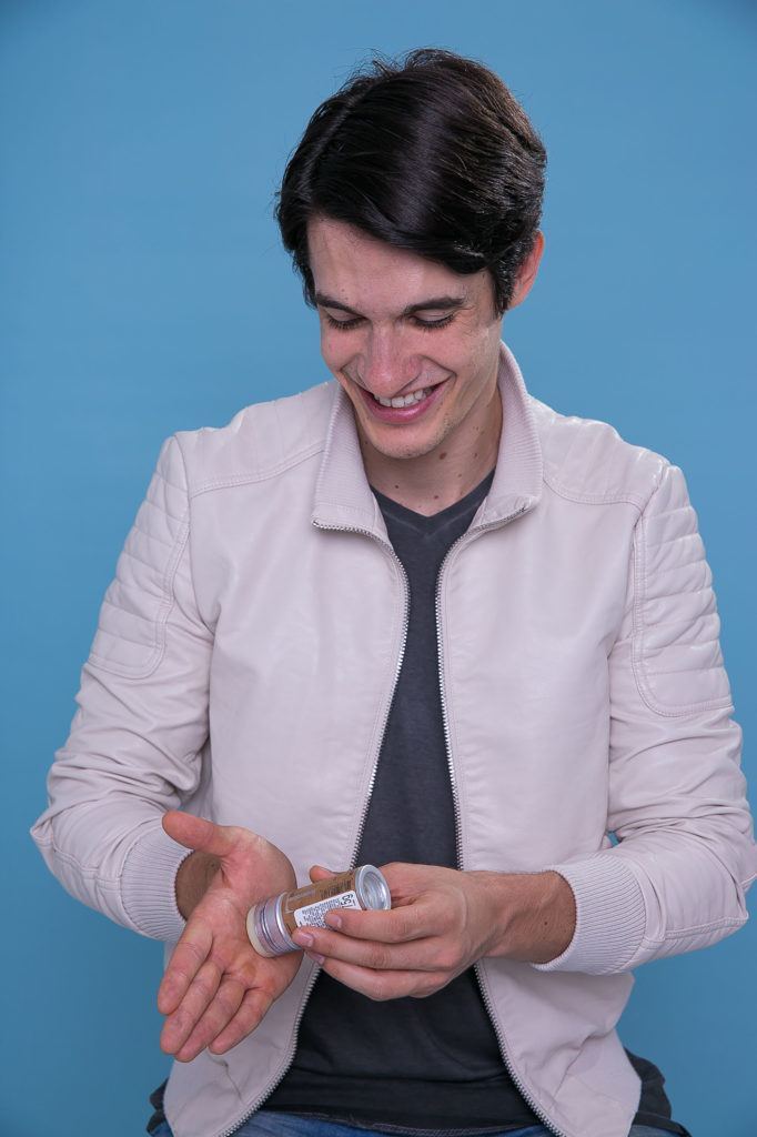 modelo com cabelo curto ilustrando como reduzir o volume do cabelo masculino