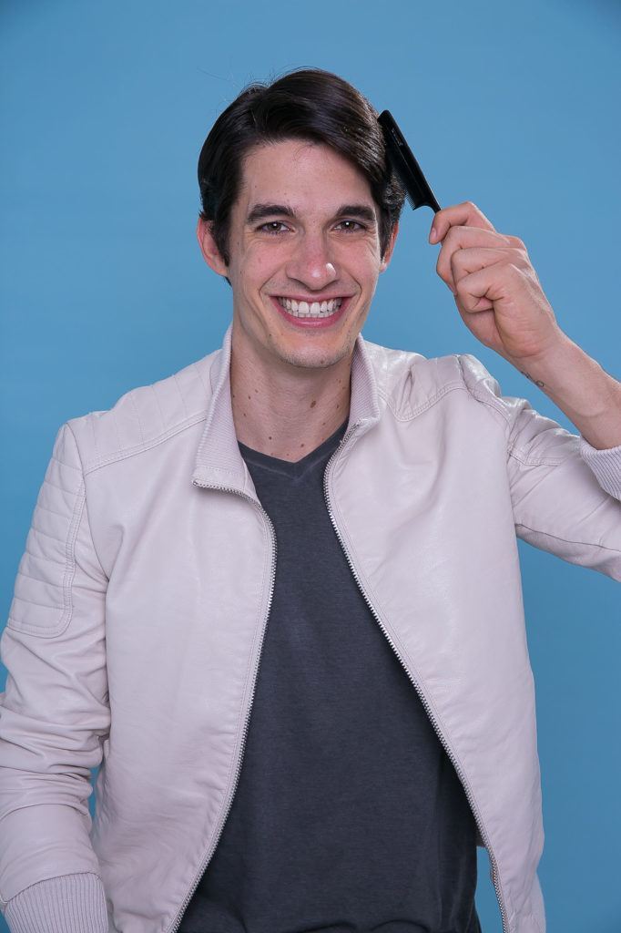 modelo com cabelo curto ilustrando como reduzir o volume do cabelo masculino