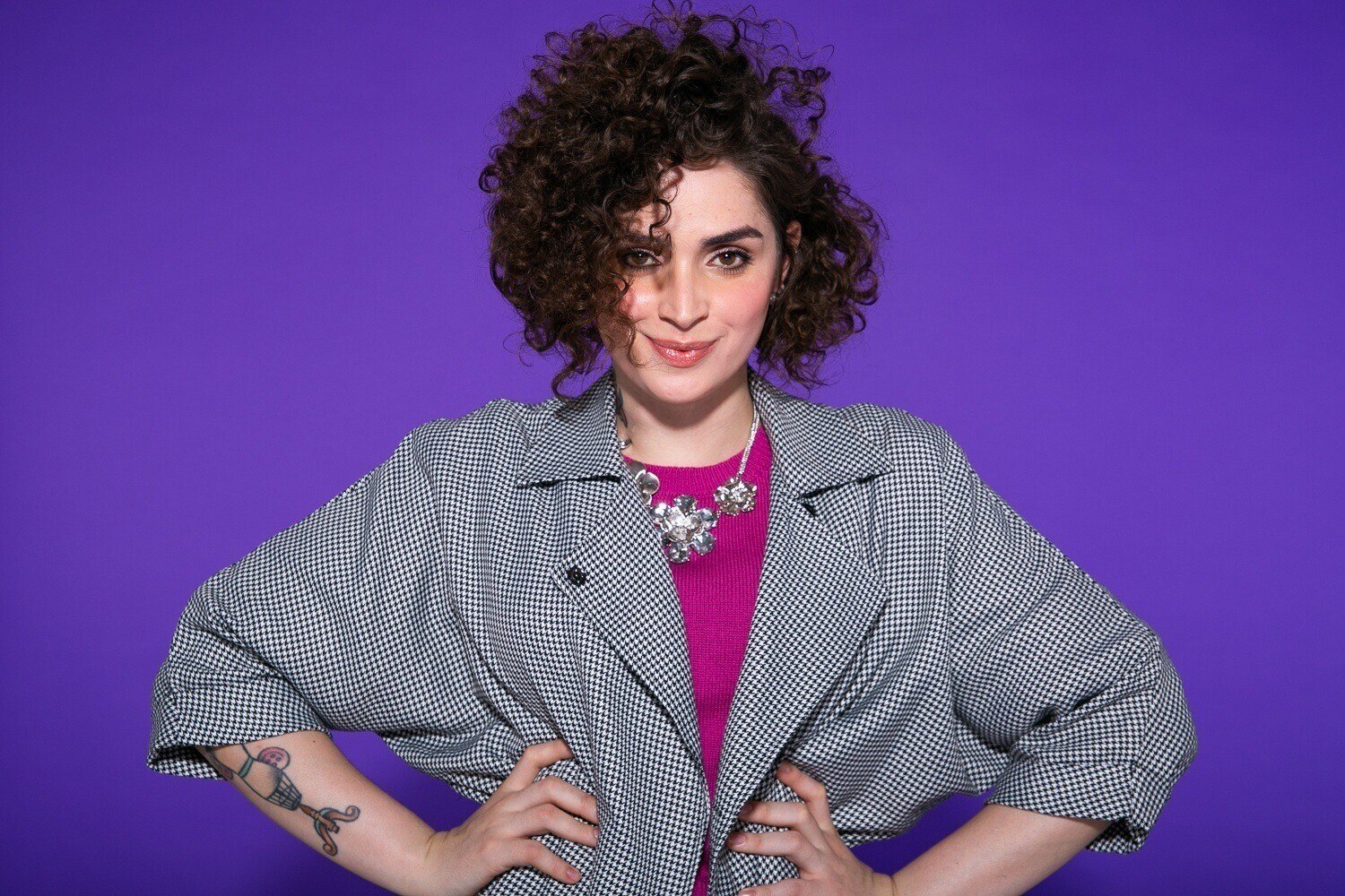 Modelo com cabelo curto cacheado castanho escuro