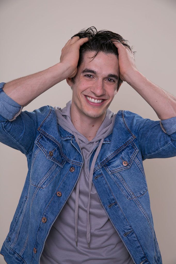 modelo ilustrando matéria sobre como usar pomada no cabelo masculino