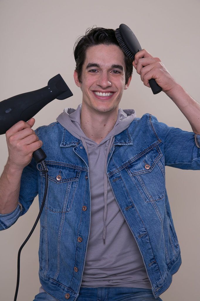 modelo ilustrando matéria sobre como usar pomada no cabelo masculino