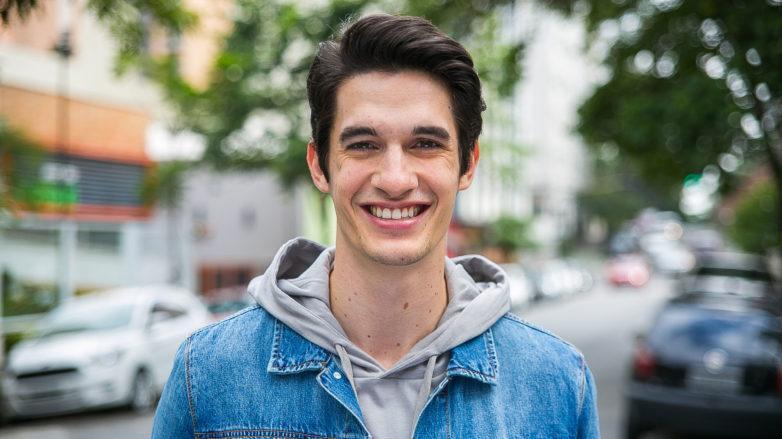 modelo ilustrando matéria sobre como usar pomada no cabelo masculino