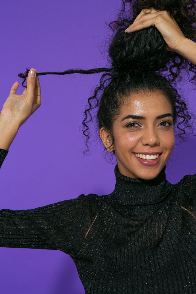 cabelo cacheado sendo preso com o proprio cabelo
