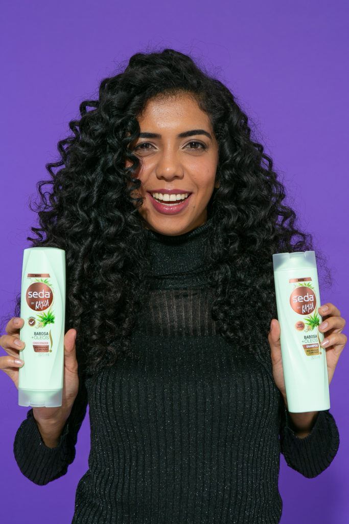 cabelo cacheado lavado com produtos seda rayza