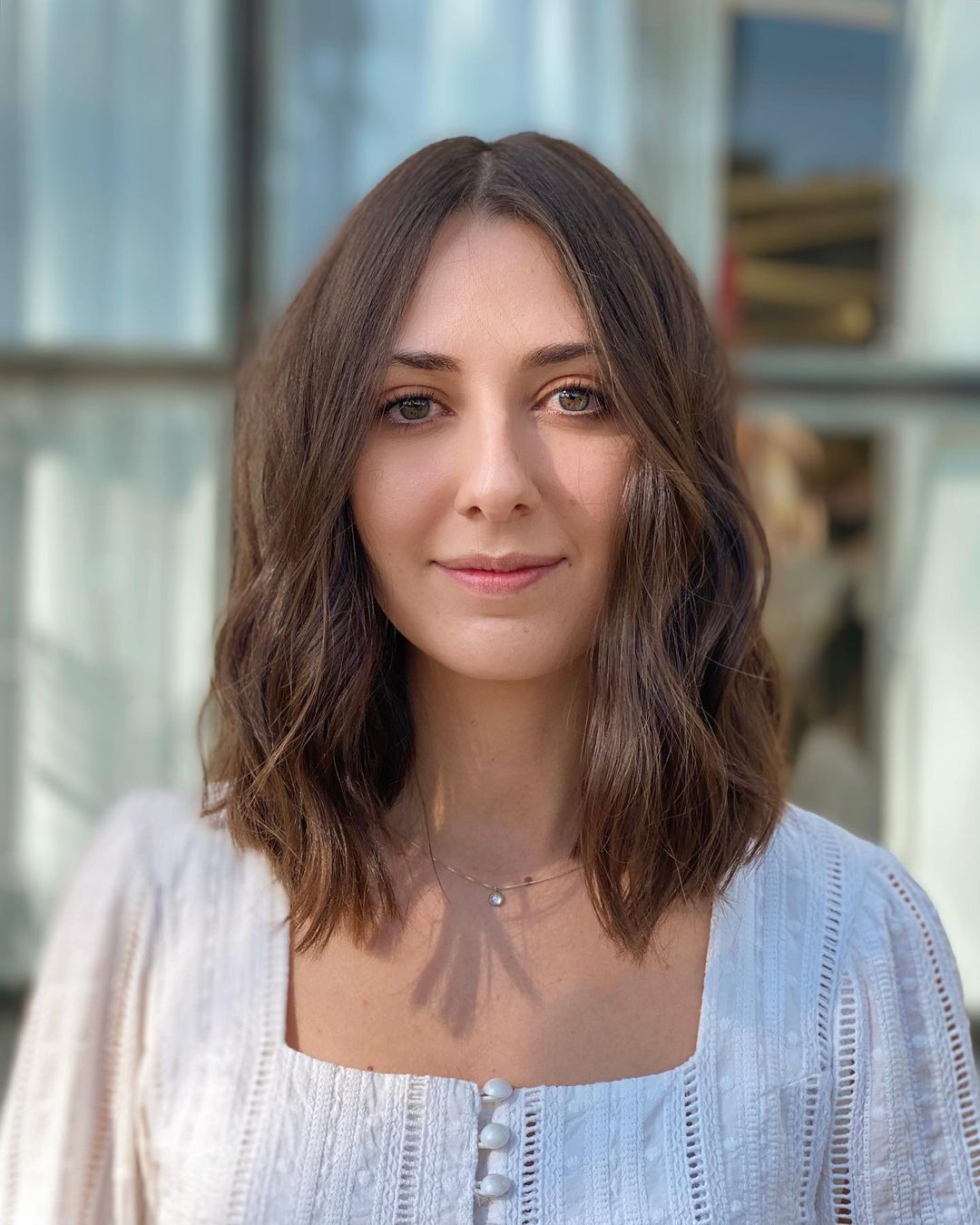 mulher com cabelo médio e pontas desfiadas