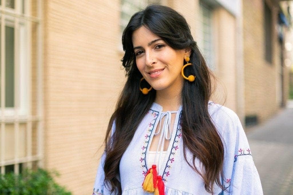 Modelo com cabelo longo castanho para matéria de corte em camadas com franja