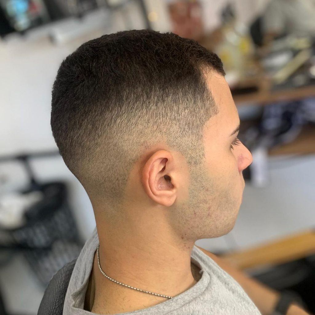 Corte fade baixo