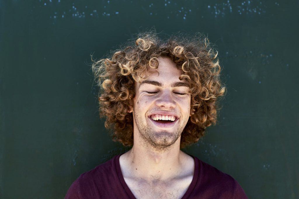 homem com cabelo cacheado curto loiro