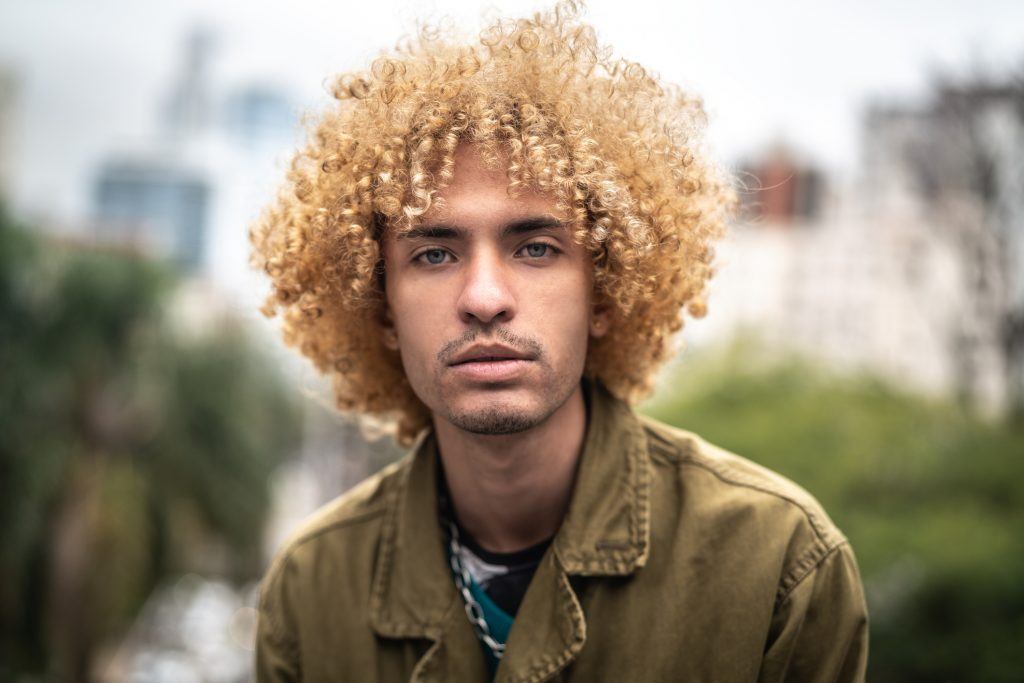 homem com cabelo cacheado loiro