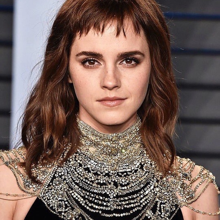 Emma Watson com franja curta para rosto oval