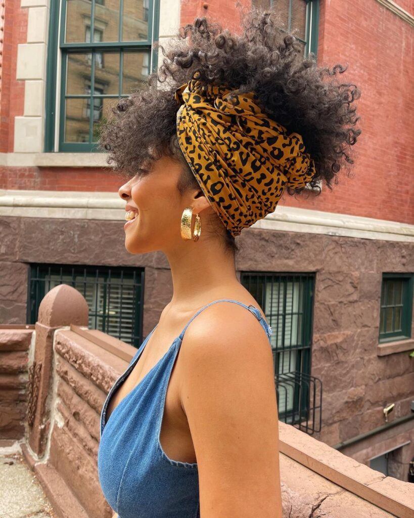cabelo cacheado com franja penteado com lenço