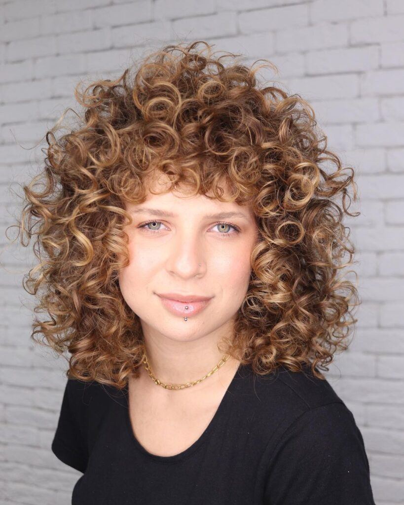 Mulher de cabelo cacheado