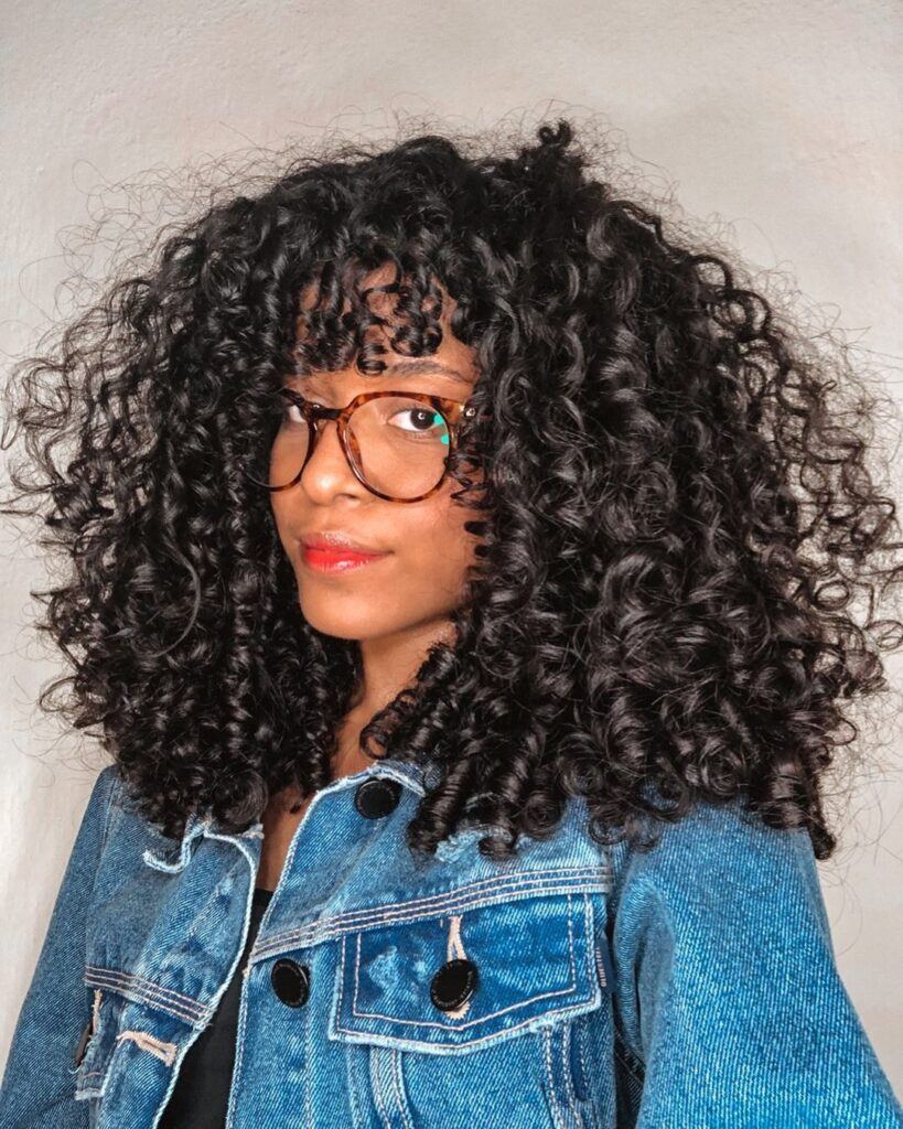 cabelo cacheado longo com franja reta