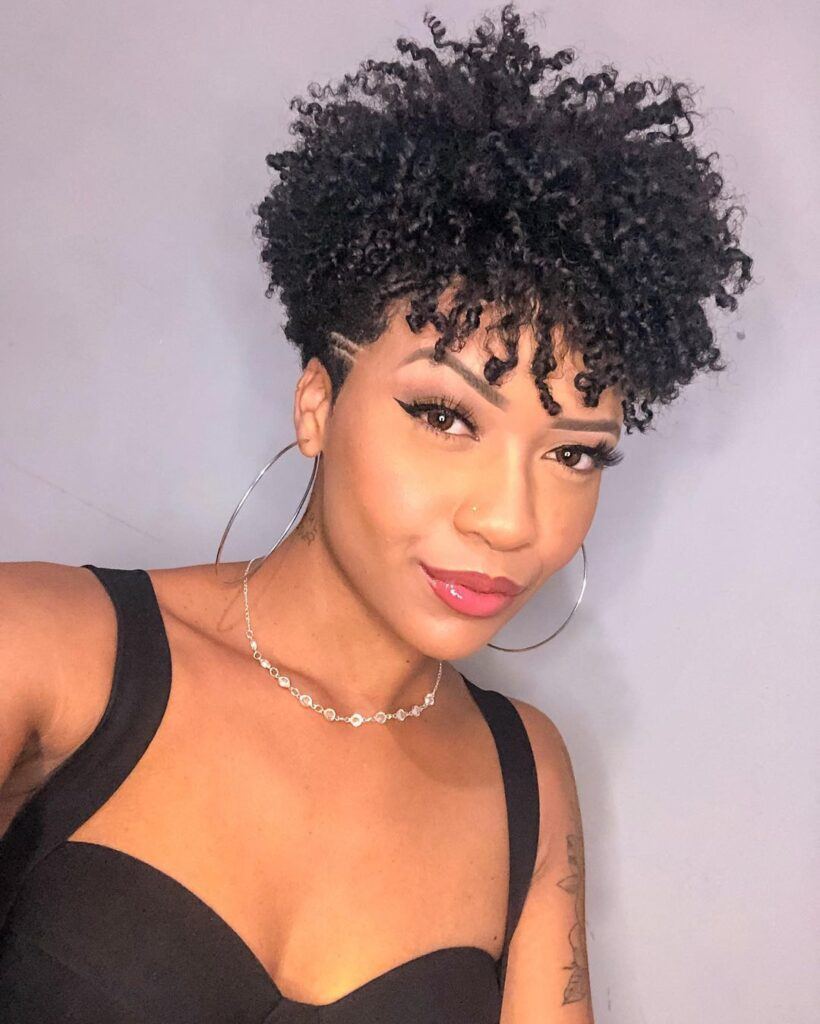 cabelo curto tipo pixie com franja cacheada desfiada