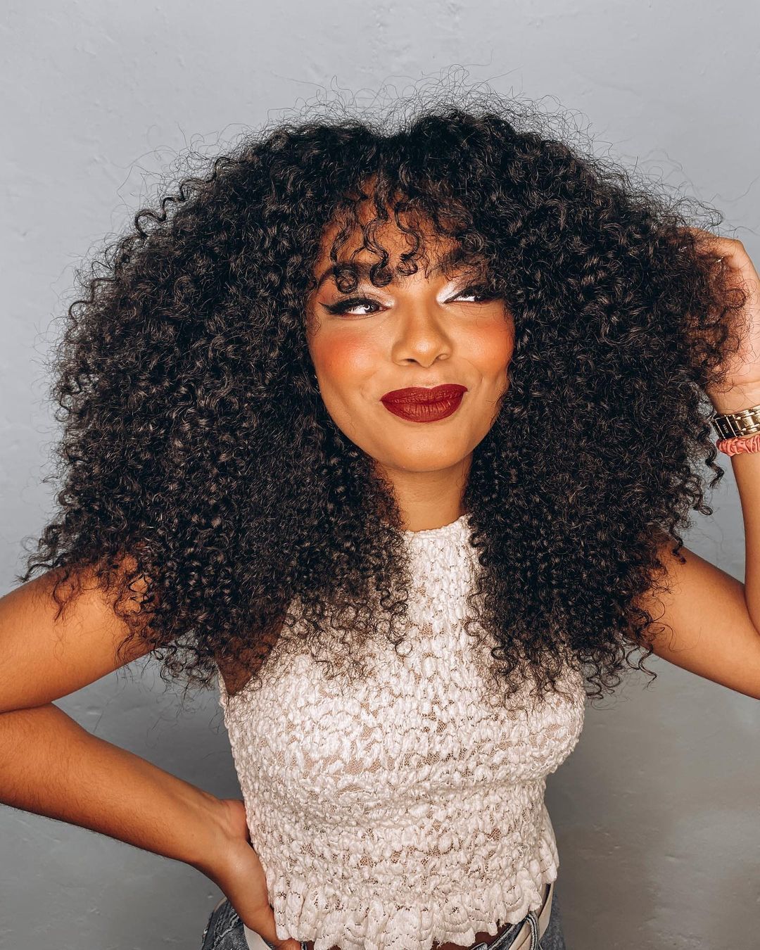 13 ideias de cabelo cacheado com franja que vão te conquistar!