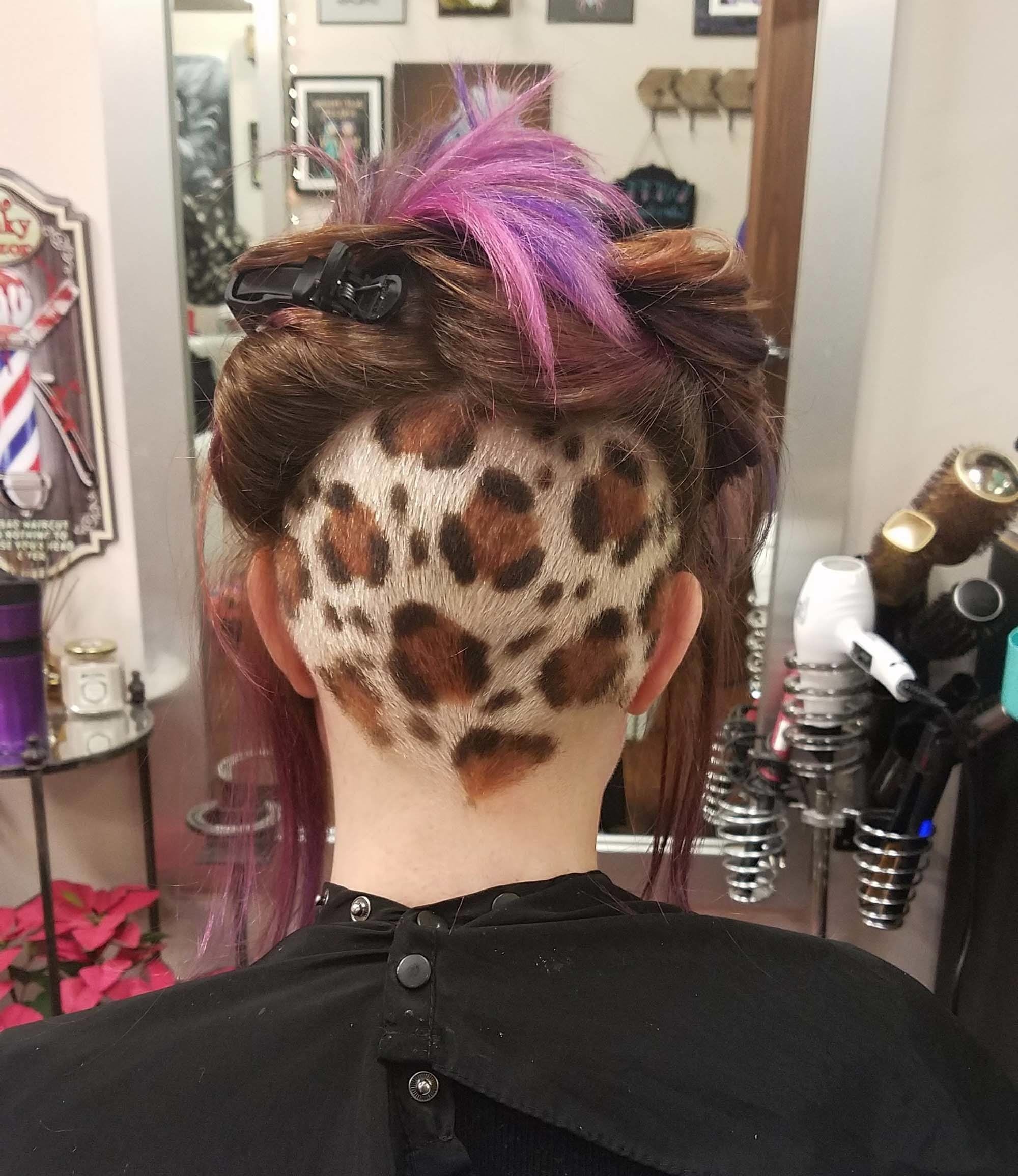 modelo com leopard print hair