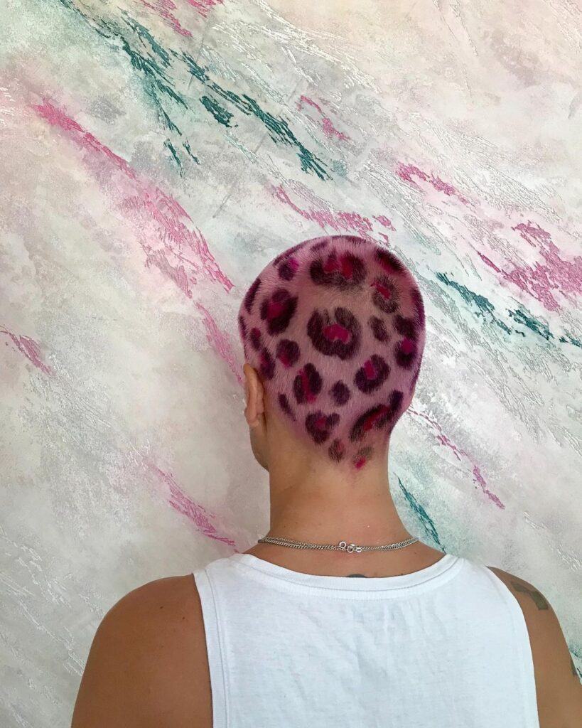 Cabelo leopardo masculino rosa