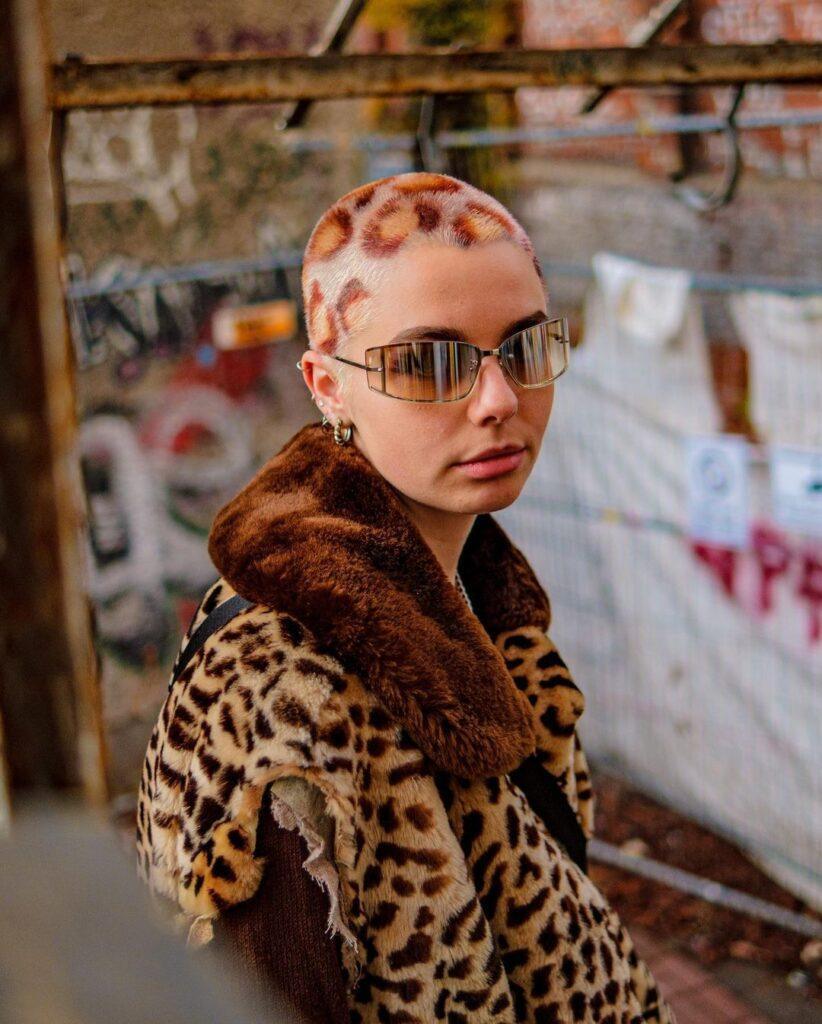 Cabelo com estampa estilo leopardo