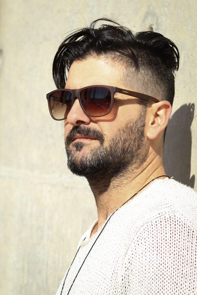 homem com cabelo fade de lado