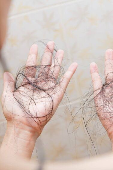Mulher lavando o cabelo para saber se lavar o cabelo todo dia faz cair