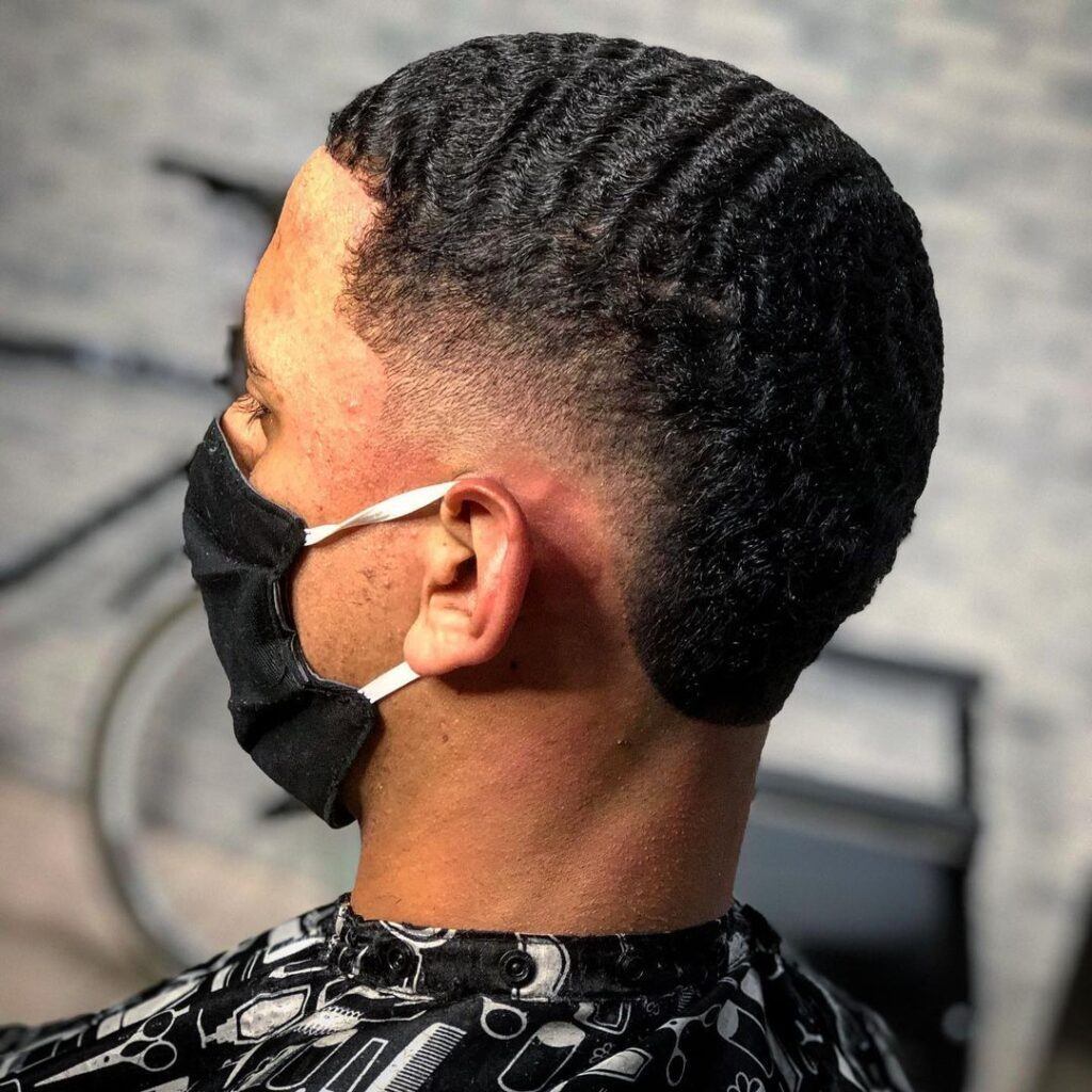 Homem com estilo waves no cabelo