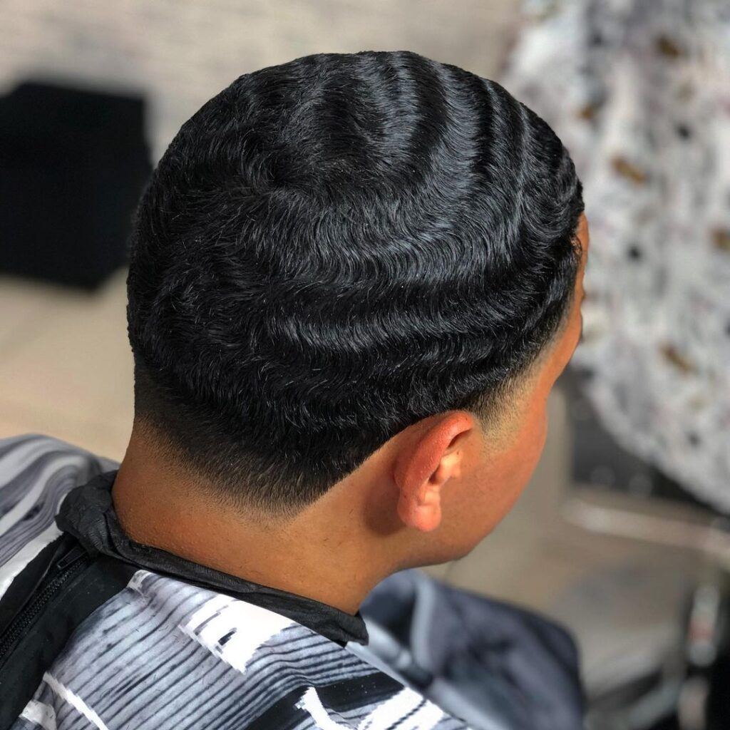 Homem com estilo waves no cabelo