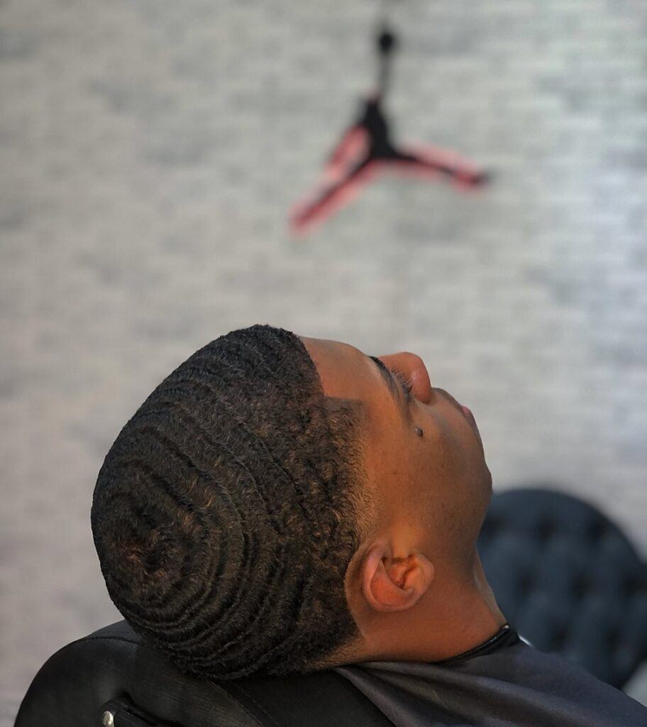 Homem com estilo waves no cabelo