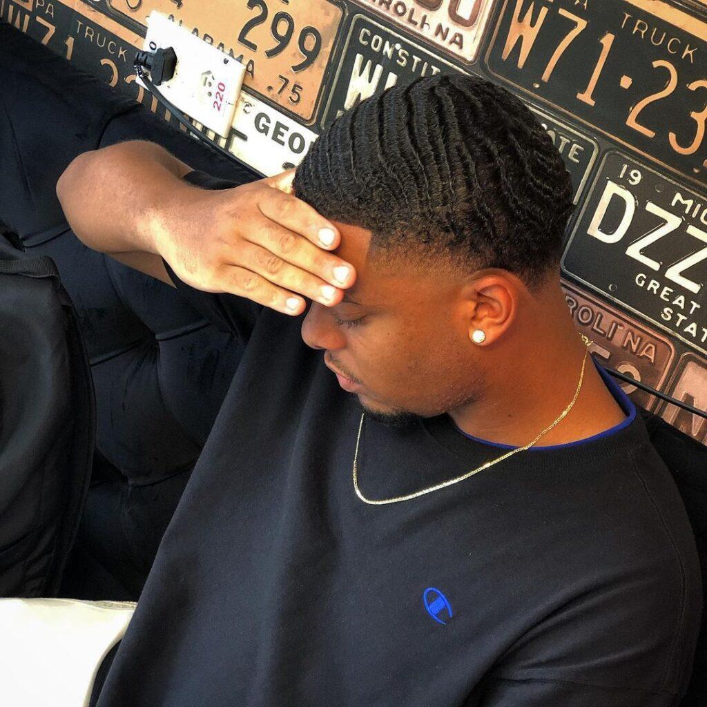 Homem com estilo waves no cabelo