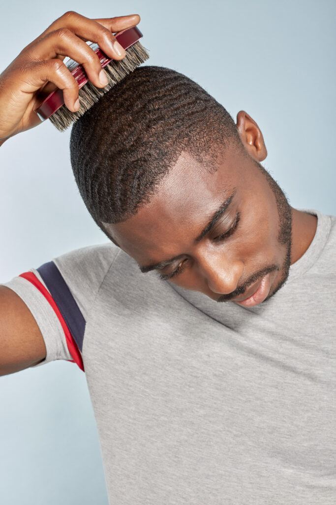 Homem com estilo waves no cabelo