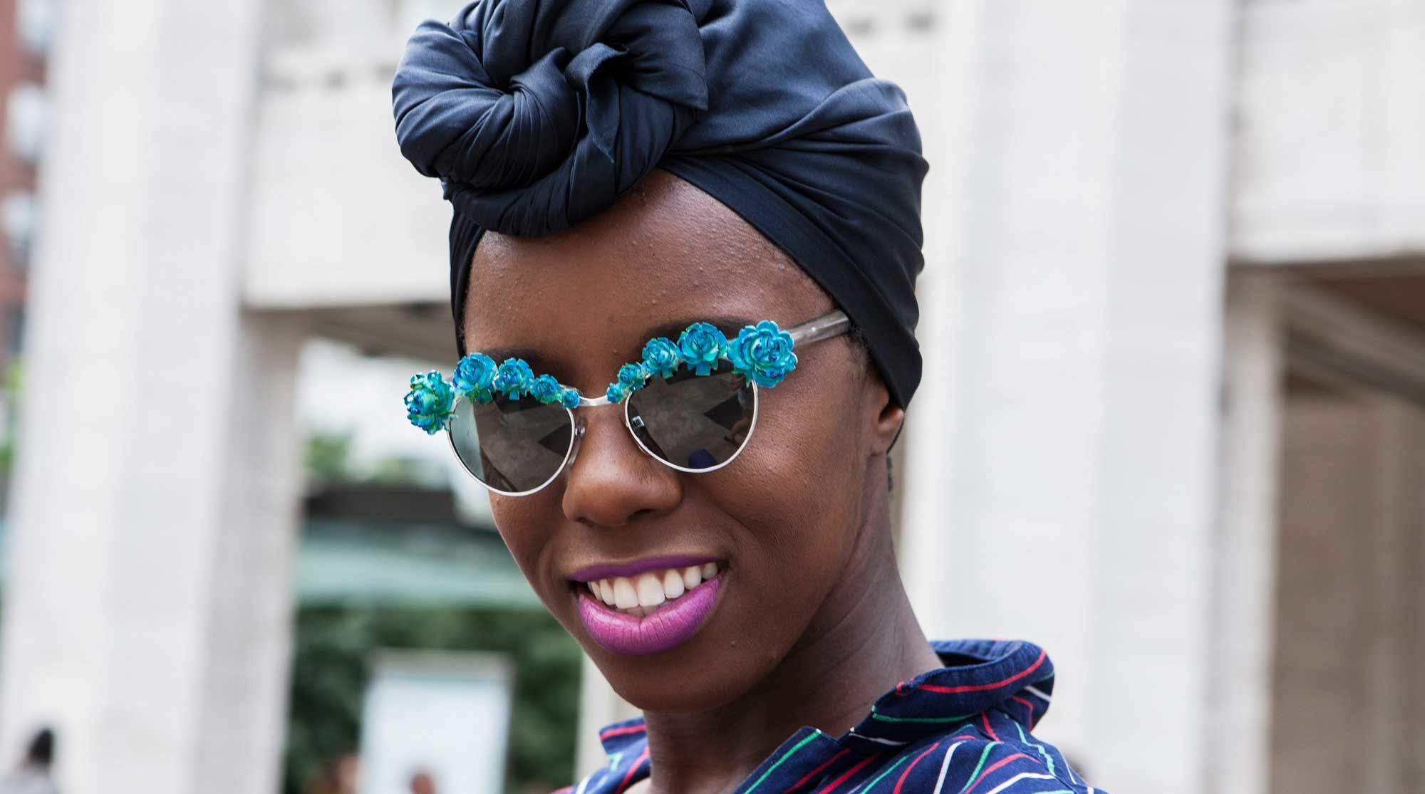 Prender os crespos com turbante: modelo com turbante
