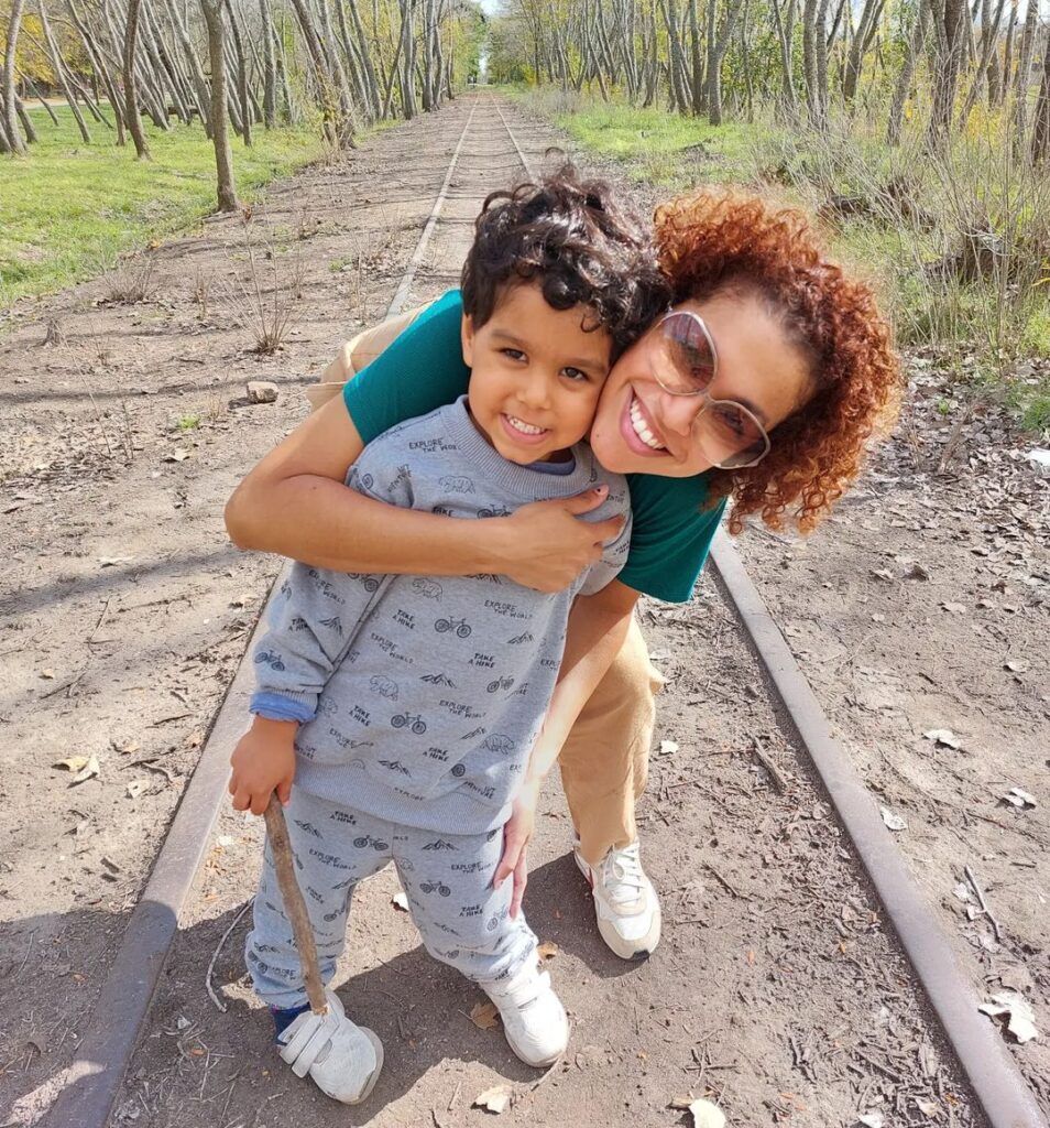 mulher abraçada com criança