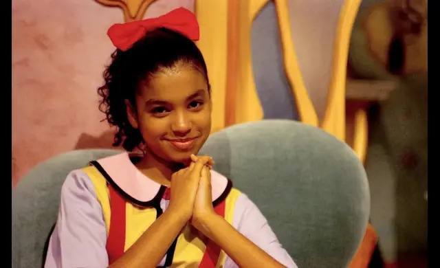 menina negra com laço na cabeça