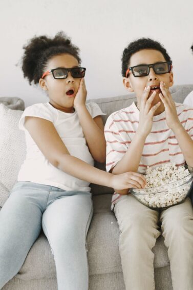 crianças assistindo fllme