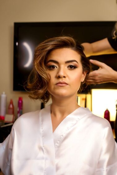 mulher fazendo penteado