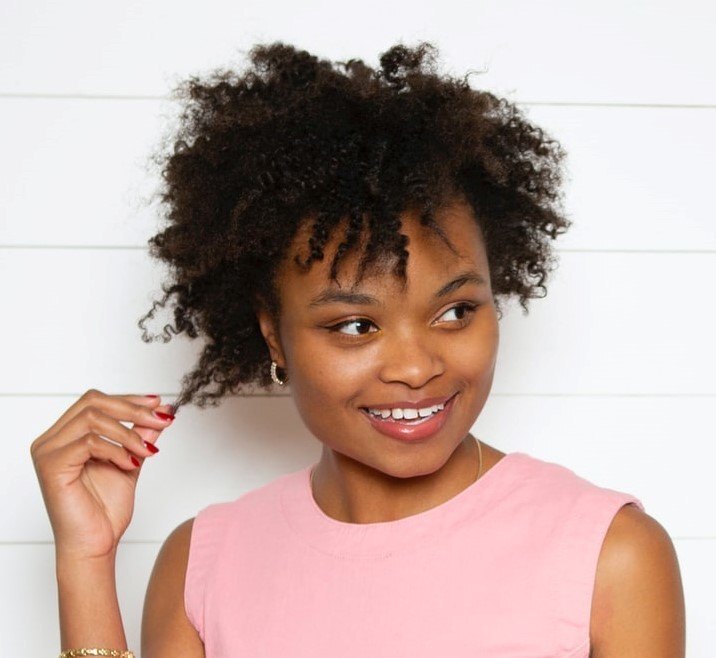 Mulher com corte de cabelo big chop em camadas com franja