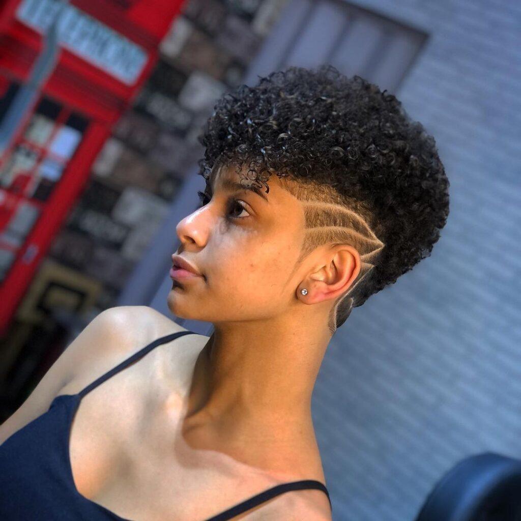 corte-moicano-com-desenho-lateral-big-chop