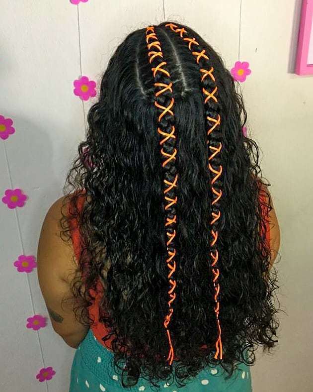 penteado-festa-junina-cabelo-cacheado-trança-com-fita