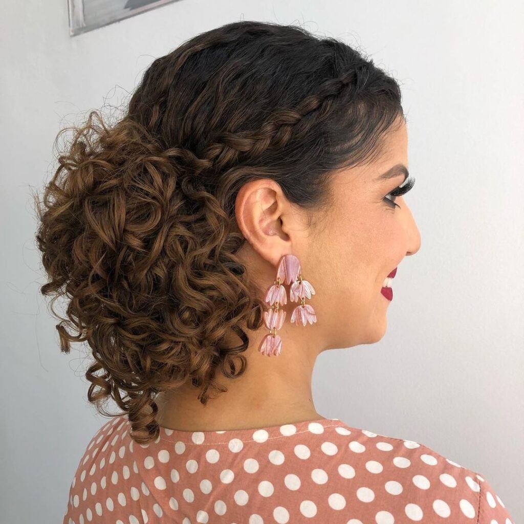 penteado-coque-com-trança-cabelo-cacheado
