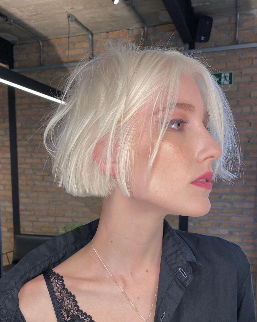 mulher de lado com corte bob