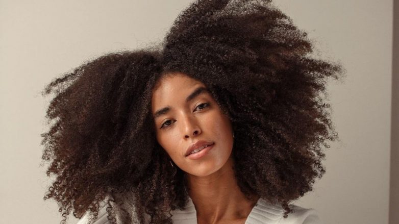 mulher com cabelo crespo médio