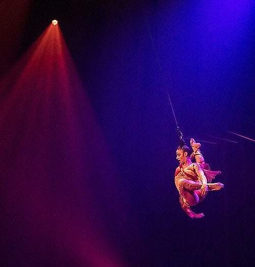 artista vanessa calado fazendo suspensão capilar