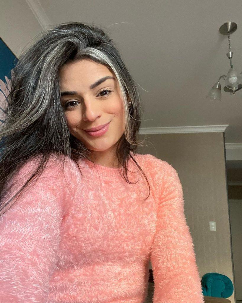 artista vanessa calado com cabelo longo liso solto