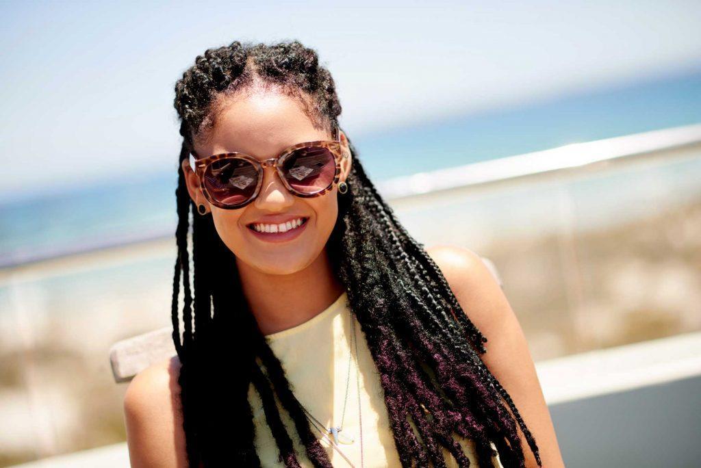 Mulher com cabelos longos e dreadlocks