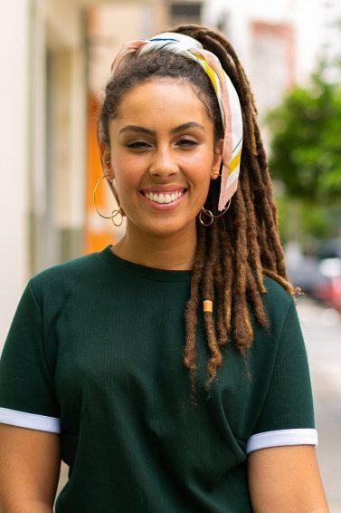 Modelo com cabelos longos, dreadlocks e lenço
