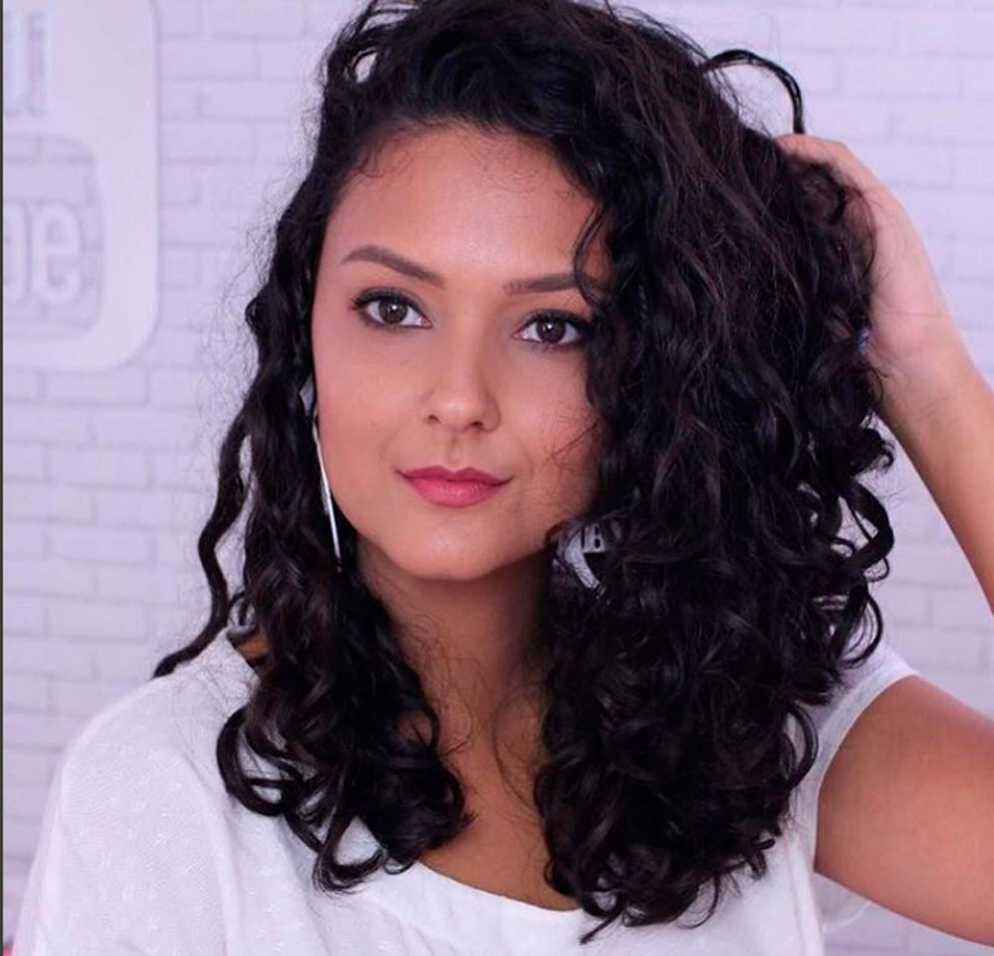 Jéssica Freitas: “Passei uma boa parte da minha vida com o cabelo liso e rejeitando os cachos”
