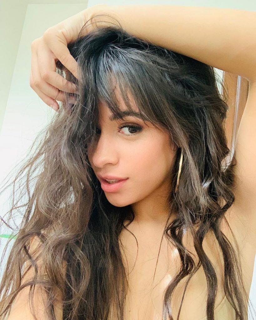 cantora camila cabello com cabelo nem liso nem cacheado