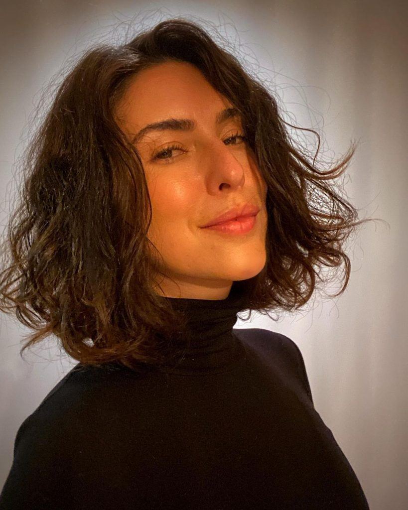 atriz fernanda paes leme com cabelo ondulado castanho